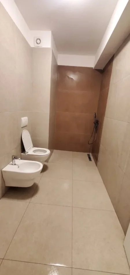 Tirane, jepet me qera apartament 1+1 Kati 1, 81 m² 650 € 