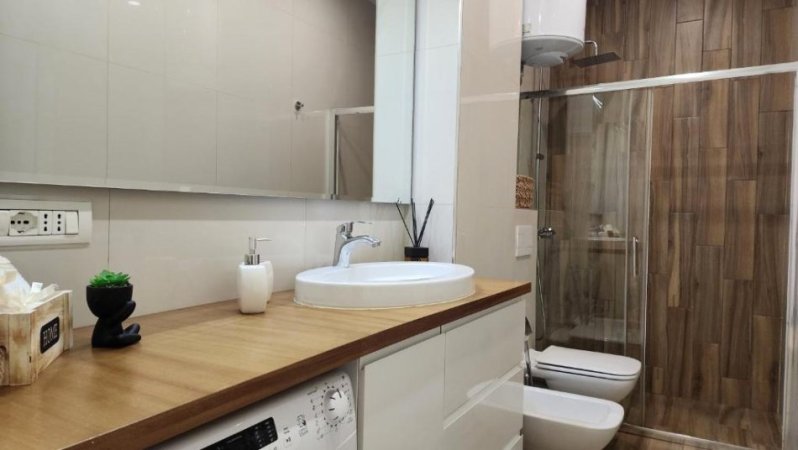 Tirane, jepet me qera apartament 2+1+Ballkon Kati 3, 80 m² 800 € (21 Dhjetori)