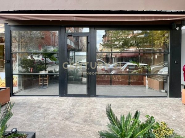 Tirane, jepet me qera ambjent biznesi Kati 0, 105 m² 2.000 € (kristal center)