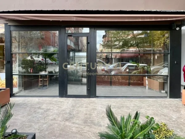 Tirane, jepet me qera ambjent biznesi Kati 0, 105 m² 2.000 € (kristal center)