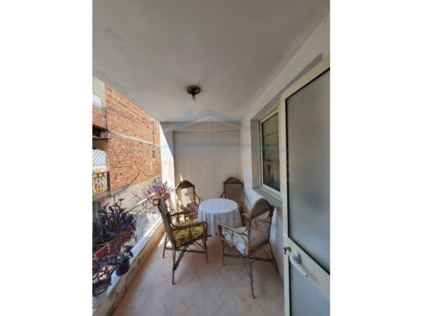 Tirane, jepet me qera apartament 3+1+Ballkon Kati 2, 180 m² 500 € (Brryli)