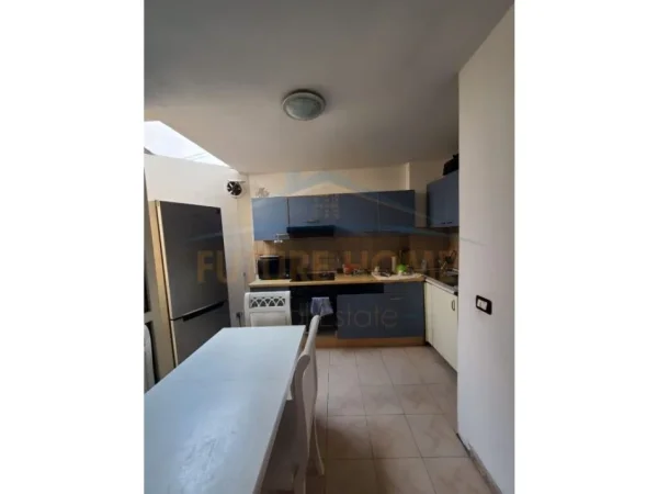 Tirane, jepet me qera apartament 3+1+Ballkon Kati 2, 180 m² 500 € (Brryli)