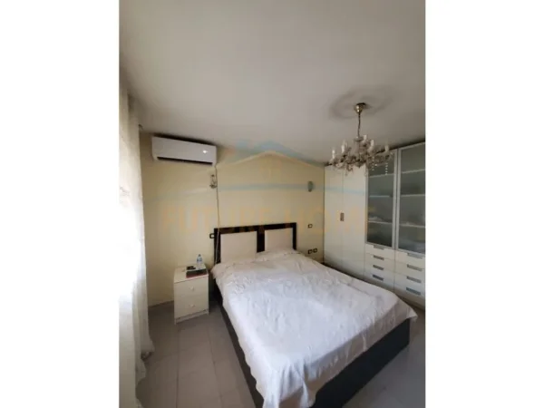 Tirane, jepet me qera apartament 3+1+Ballkon Kati 2, 180 m² 500 € (Brryli)
