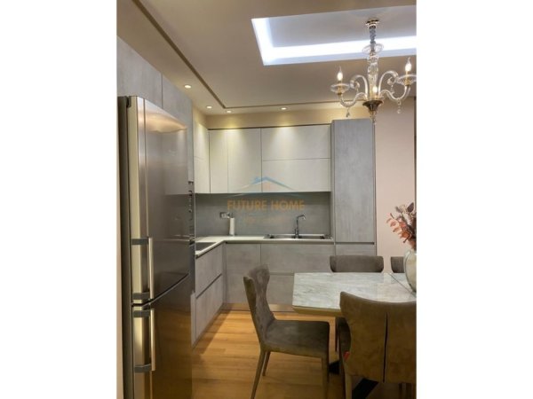 Tirane, jepet me qera apartament 3+1 Kati 3, 124 m² 900 € (Kinostudio)