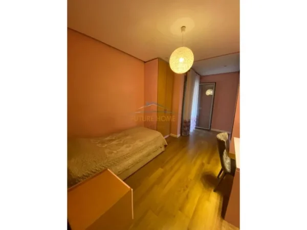 Tirane, jepet me qera apartament 3+1 Kati 3, 124 m² 900 € (Kinostudio)