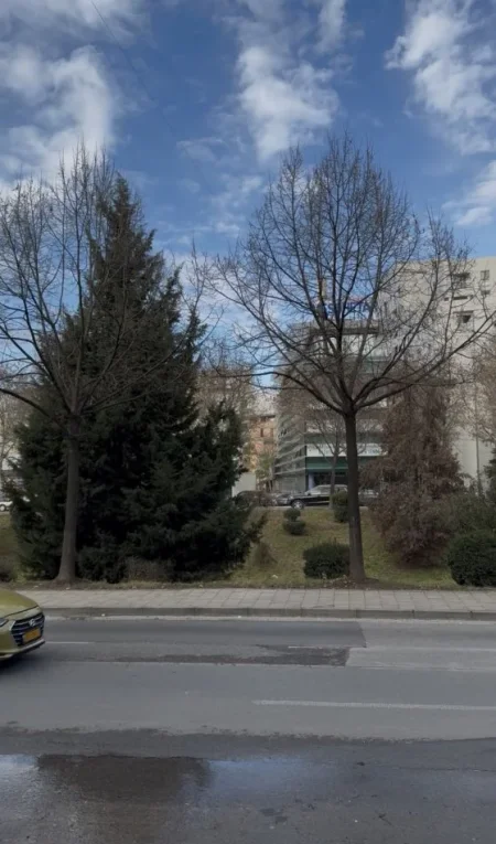 Tirane, shitet biznes Veshjesh Kati 0, (Vasil Shanto, Perballe Universitetit mesdhetar)