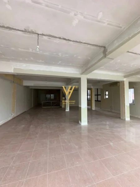 Tirane, shitet dyqan Kati 1, 180 m² 372.000 € (RRUGA DRITAN HOXHA)