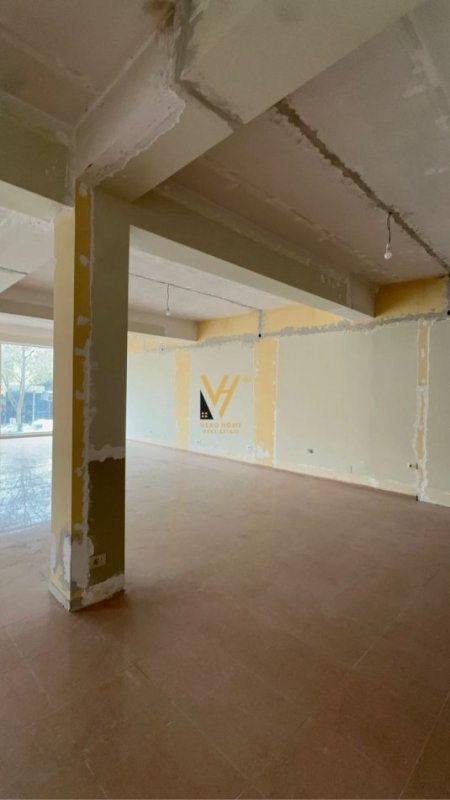 Tirane, shitet dyqan Kati 1, 180 m² 372.000 € (RRUGA DRITAN HOXHA)