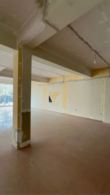 Tirane, shitet dyqan Kati 1, 180 m² 372.000 € (RRUGA DRITAN HOXHA)