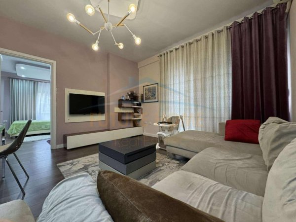 Tirane, jepet me qera apartament 1+1 Kati 1, 600 € (Liqeni i Thate)