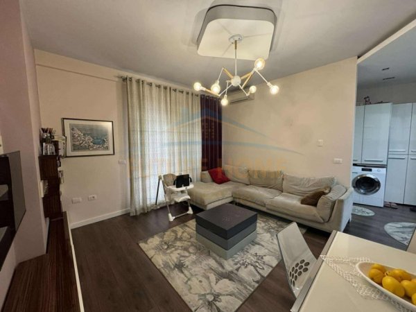 Tirane, jepet me qera apartament 1+1 Kati 1, 600 € (Liqeni i Thate)