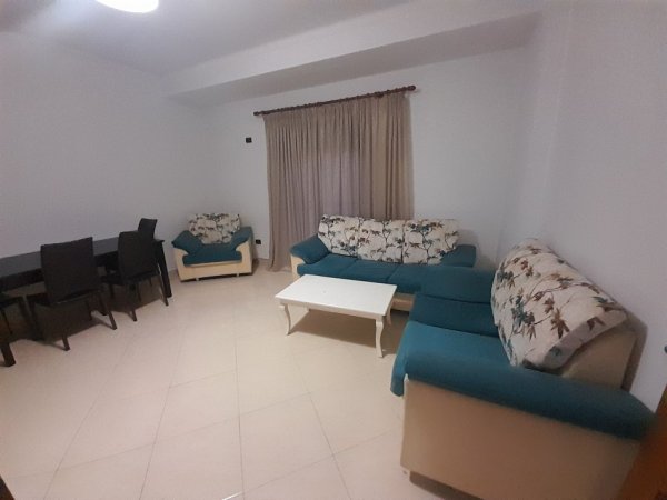 Tirane, jepet me qera Banesë 2+1 ,Kati 3, Mobiluar, Çmimi 450 € tek Rruga Dibrës, Tiranë.