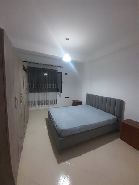 Tirane, jepet me qera Banesë 2+1 ,Kati 3, Mobiluar, Çmimi 450 € tek Rruga Dibrës, Tiranë.