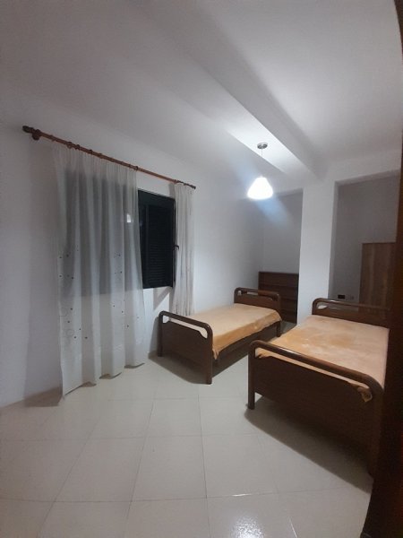 Tirane, jepet me qera Banesë 2+1 ,Kati 3, Mobiluar, Çmimi 450 € tek Rruga Dibrës, Tiranë.