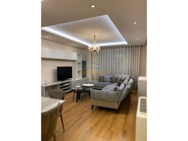 Tirane, jepet me qera apartament 3+1+Ballkon Kati 3, 125 m² 900 € (Kinostudio)