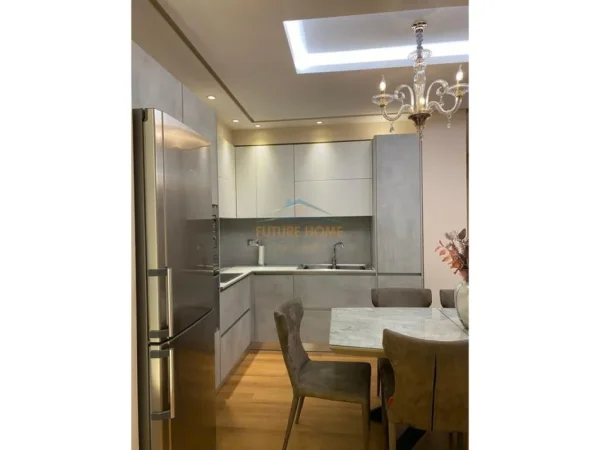 Tirane, jepet me qera apartament 3+1+Ballkon Kati 3, 125 m² 900 € (Kinostudio)