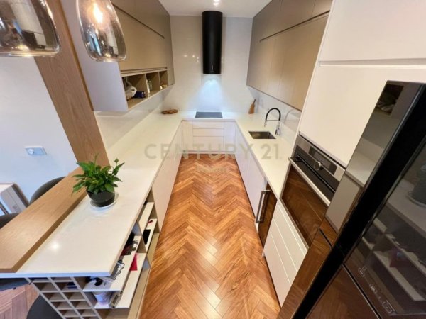 Tirane, jepet me qera apartament 3+1+Aneks+Ballkon Kati 9, 186 m² 1.600 € (Neom129081)