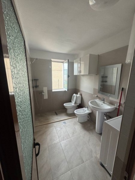 Tirane, jepet me qera apartament 2+1 Kati 3, 80 m² 550 € (Rruga Sali Nivica)