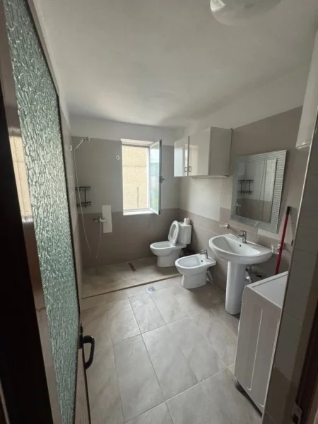 Tirane, jepet me qera apartament 2+1 Kati 3, 80 m² 550 € (Rruga Sali Nivica)