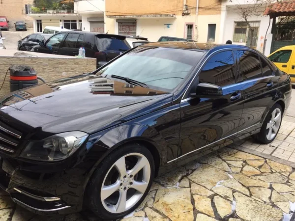 Sarande, shitet mercedez benz C220 me kamio manuale, nafte Kondicioner 190.000 km 10.000 €