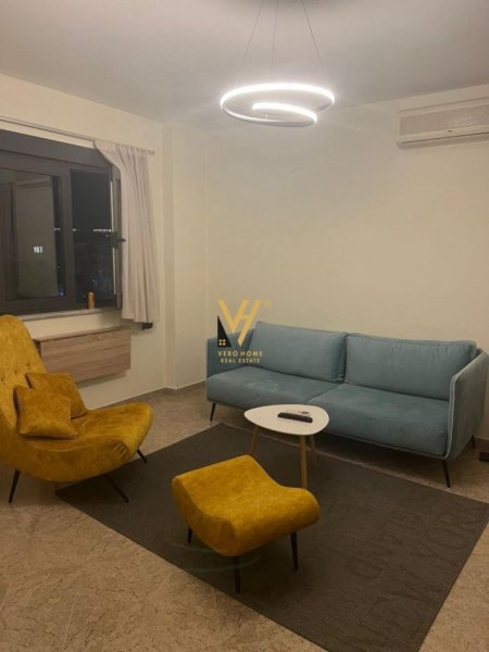 Tirane, jepet me qera apartament 1+1+Ballkon Kati 5, 80 m² 600 € (QENDER)