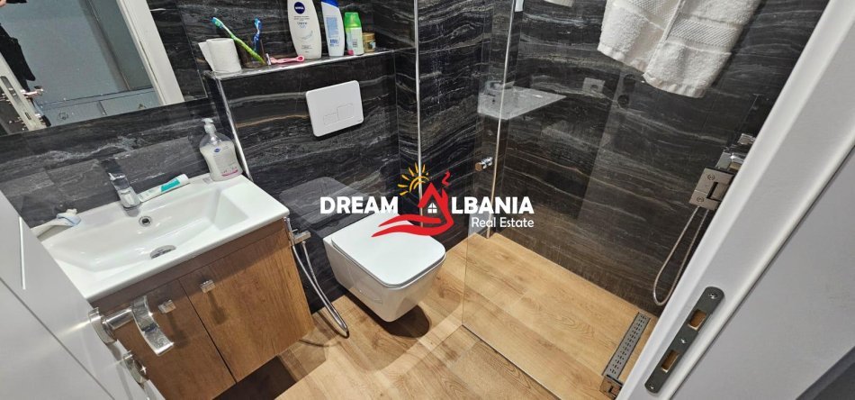 Tirane, jepet me qera apartament 2+1 Kati 5, 113 m² 1.000 € (21 dhjetori)