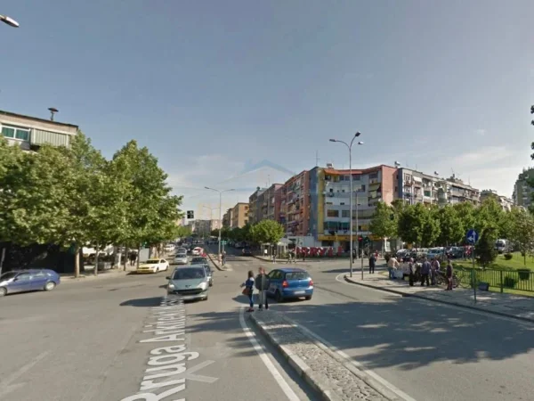 Tirane, shitet ambjent biznesi Kati 0, 300 m² (BRRYLI)