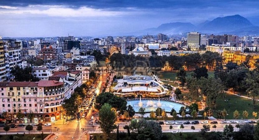 Tirane, jepet me qera dyqan Kati -1, 95 m² 1.500 € (blloku)