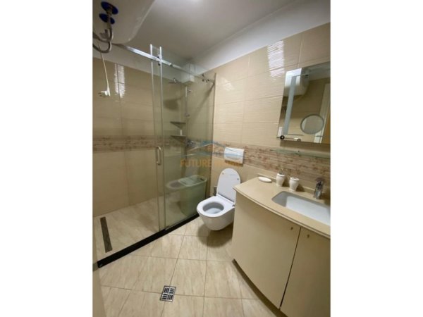 Tirane, jap me qera apartament 3+1+Ballkon Kati 3, 125 m² 900 € (KINOSTUDIO)