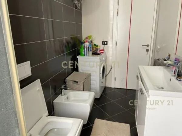 Tirane, jepet me qera apartament 1+1+Aneks+Ballkon Kati 3, 80 m² 600 € (Neom129101)