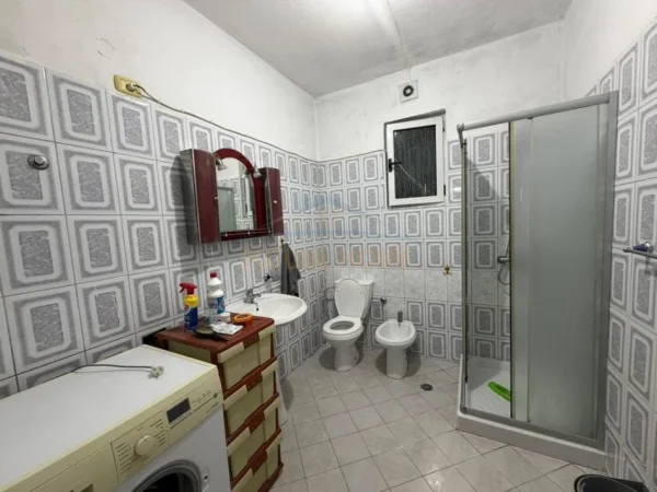 Tirane, jepet me qera apartament 2+1 Kati 1, 100 m² 400 € (ALLIAS)