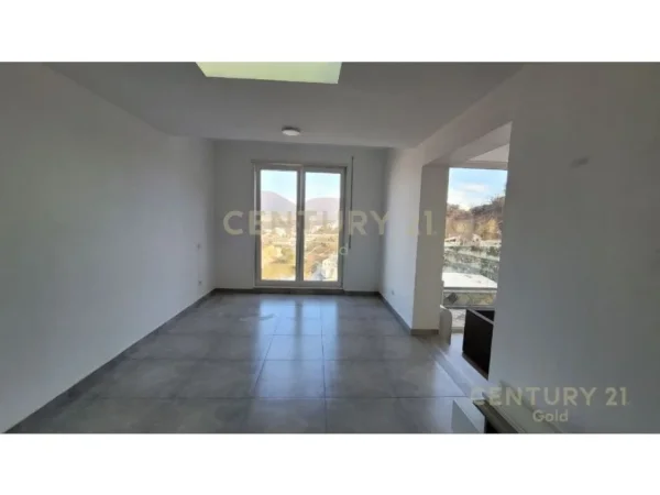 Tirane, shitet apartament 3 Katshe Kati 3, 300 m² 