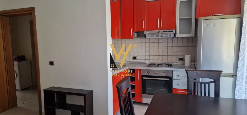 Tirane, jepet me qera apartament 2+1+Ballkon Kati 3, 68 m² 650 € (21 DHJETORI)