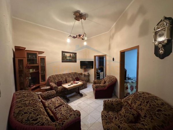 Tirane, jepet me qera apartament 3+1 Kati 4, 95 m² 900 € (Shallvaret, Tiranë)