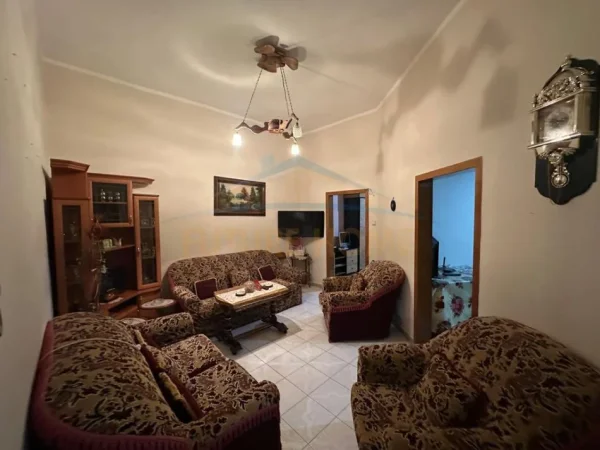 Tirane, jepet me qera apartament 3+1 Kati 4, 95 m² 900 € (Shallvaret, Tiranë)