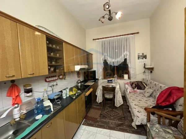 Tirane, jepet me qera apartament 3+1 Kati 4, 95 m² 900 € (Shallvaret, Tiranë)