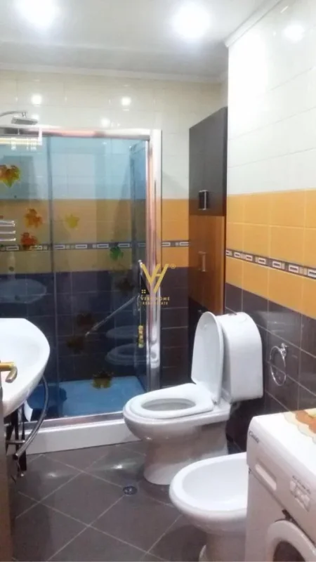 Tirane, jepet me qera apartament 2+1+Ballkon Kati 8, 120 m² 800 € (SELVIA)