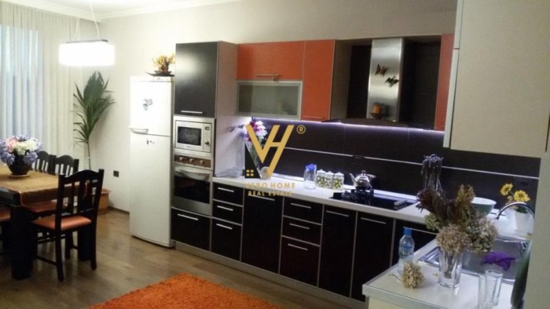 Tirane, jepet me qera apartament 2+1+Ballkon Kati 8, 120 m² 800 € (SELVIA)