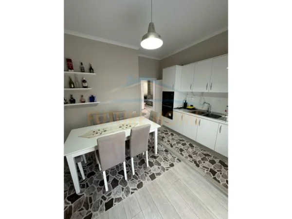 Tirane, jap me qera apartament 2+1+Ballkon Kati 2, 120 m² 600 € (VILAT GJERMANE)