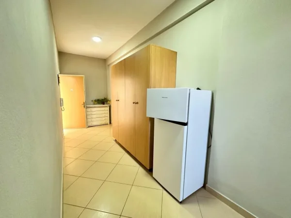 Vlore, jepet me qera garsonier 1+1 Kati 5, 50 m² 250 € (Rruga Dush Strati, afer Stadiumit Vlore)