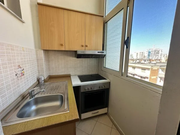 Vlore, jepet me qera garsonier 1+1 Kati 5, 50 m² 250 € (Rruga Dush Strati, afer Stadiumit Vlore)