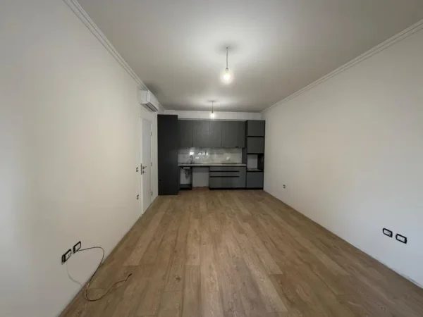 Tirane, jepet me qera ambjent biznesi Kati 2, 67 m² 700 € (Komuna e Parisit.)