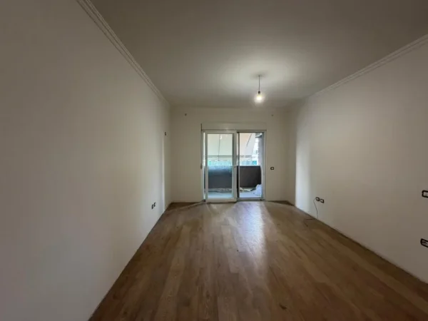 Tirane, jepet me qera ambjent biznesi Kati 2, 67 m² 700 € (Komuna e Parisit.)