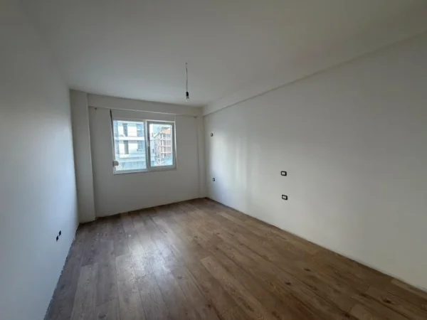 Tirane, jepet me qera ambjent biznesi Kati 2, 67 m² 700 € (Komuna e Parisit.)