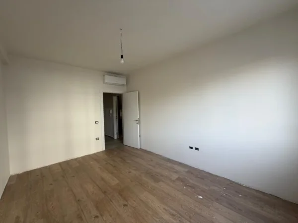 Tirane, jepet me qera ambjent biznesi Kati 2, 67 m² 700 € (Komuna e Parisit.)