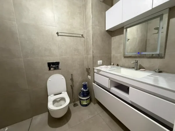 Tirane, jepet me qera ambjent biznesi Kati 2, 67 m² 700 € (Komuna e Parisit.)