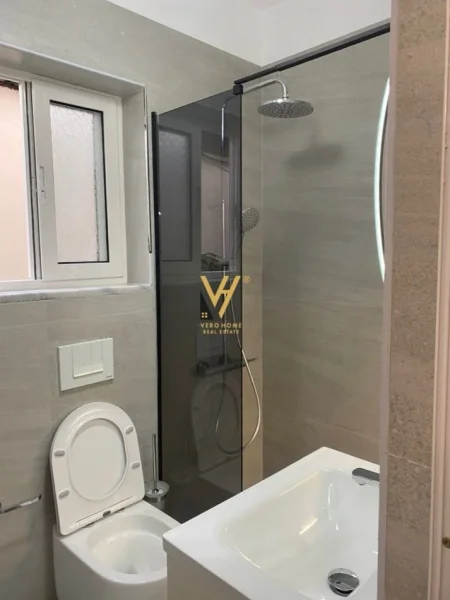 Tirane, jepet me qera apartament 1+1+Ballkon Kati 1, 65 m² 400 € (LAPRAKE)