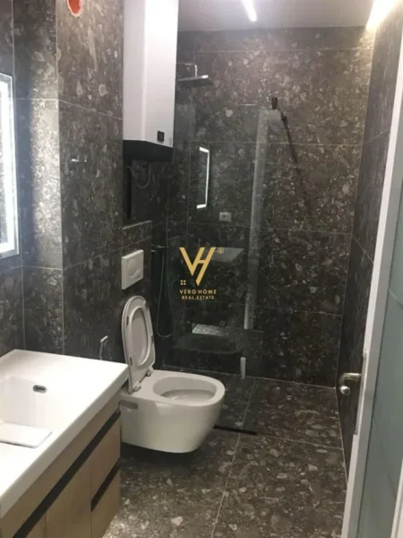 Tirane, jepet me qera apartament 1+1+Ballkon Kati 3, 60 m² 600 € (KOMUNA E PARISIT)