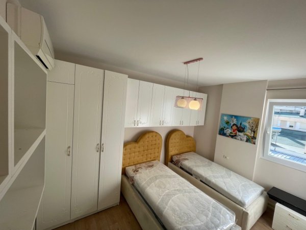 Tirane, jepet me qera apartament 3+1+Ballkon Kati 5, 126 m² 1.000 €