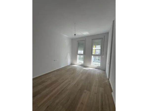 Tirane, jepet me qera apartament 2+1+Ballkon Kati 1, 92 m² 380 € (qtu)